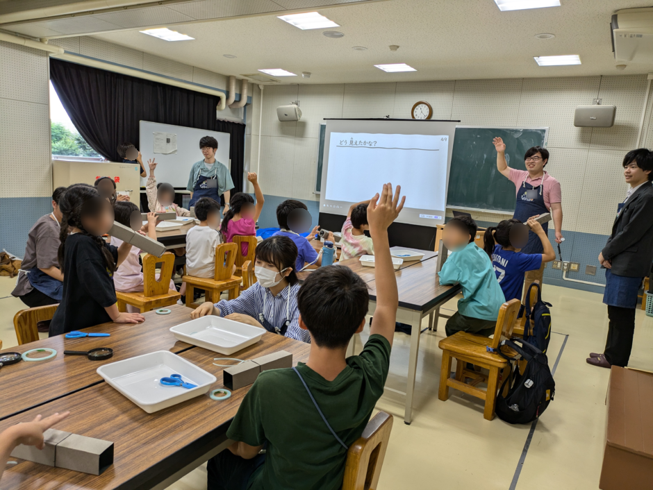 元気に手を挙げる子どもたち