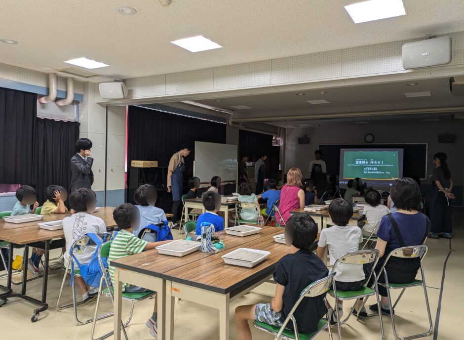 講師の話を聴く子どもたち